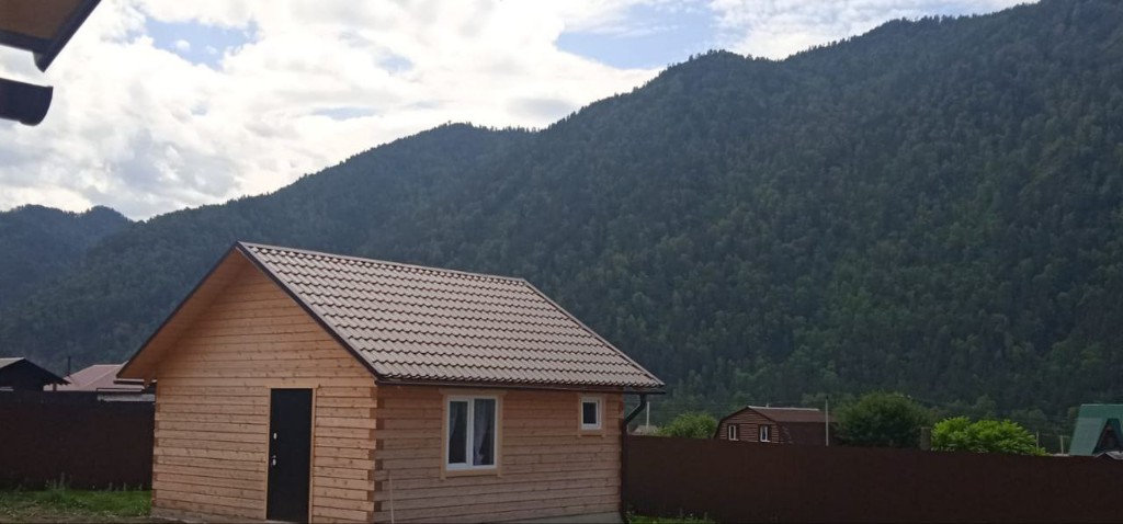 Домик и горы